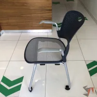 Lote 091 - Silla de visita con ruedas, descansabrazos, asiento en malla y respaldo en plástico color azul - Imagen 5