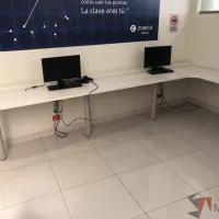 Lote 022 - 2 Cubiertas empotradas con 5 patas metálicas (Forman una mesa trabajo en escuadra) - Imagen 9