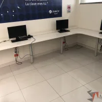 Lote 022 - 2 Cubiertas empotradas con 5 patas metálicas (Forman una mesa trabajo en escuadra) - Imagen 11