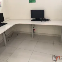 Lote 022 - 2 Cubiertas empotradas con 5 patas metálicas (Forman una mesa trabajo en escuadra) - Imagen 7