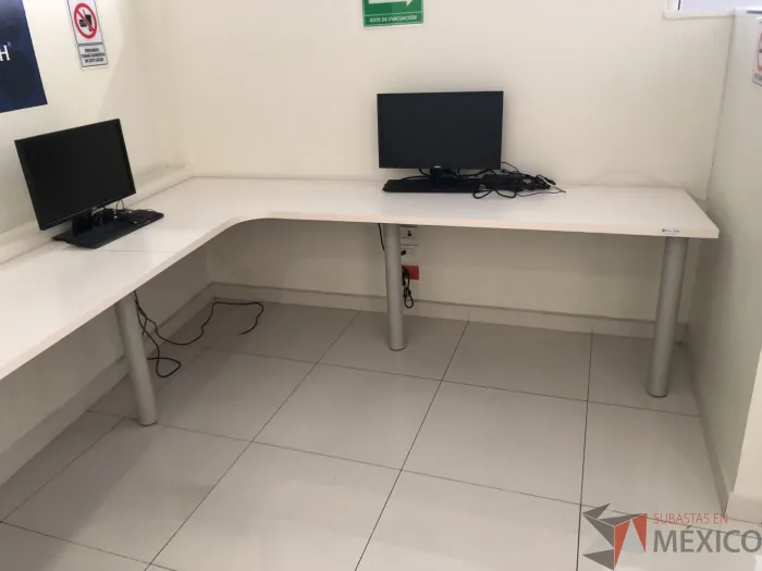 Lote 022 - 2 Cubiertas empotradas con 5 patas metálicas (Forman una mesa trabajo en escuadra) - Imagen 7