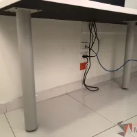 Lote 022 - 2 Cubiertas empotradas con 5 patas metálicas (Forman una mesa trabajo en escuadra) - Imagen 3