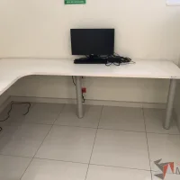 Lote 022 - 2 Cubiertas empotradas con 5 patas metálicas (Forman una mesa trabajo en escuadra) - Imagen 6