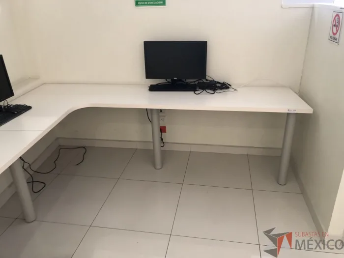 Lote 022 - 2 Cubiertas empotradas con 5 patas metálicas (Forman una mesa trabajo en escuadra) - Imagen 6