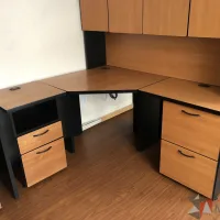 Lote 031 - Escritorio en escuadra con archiveros y orificios para cable