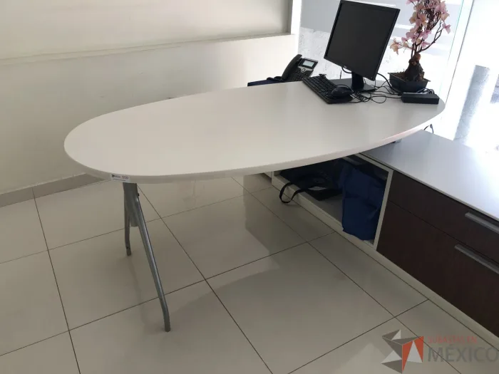 Lote 026 - Escritorio recargado sobre credenza con 2 cajones y 1 entrepaño - Imagen 21