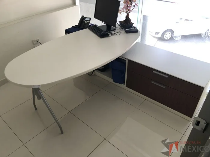 Lote 026 - Escritorio recargado sobre credenza con 2 cajones y 1 entrepaño - Imagen 20