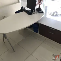 Lote 026 - Escritorio recargado sobre credenza con 2 cajones y 1 entrepaño