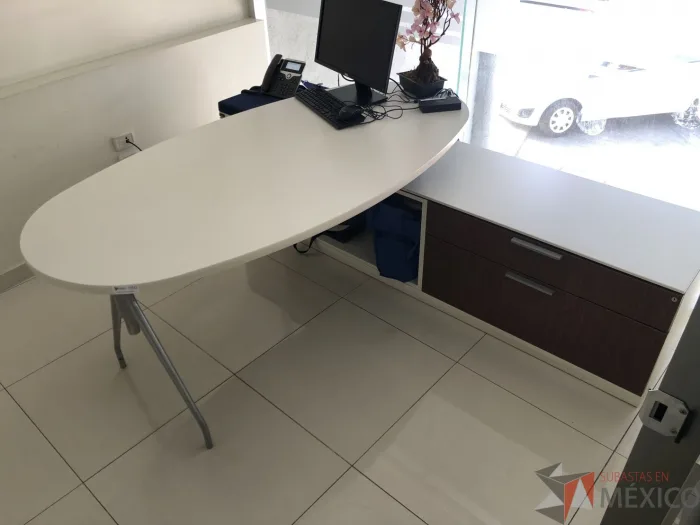 Lote 026 - Escritorio recargado sobre credenza con 2 cajones y 1 entrepaño