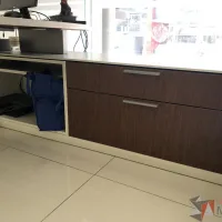 Lote 026 - Escritorio recargado sobre credenza con 2 cajones y 1 entrepaño - Imagen 18
