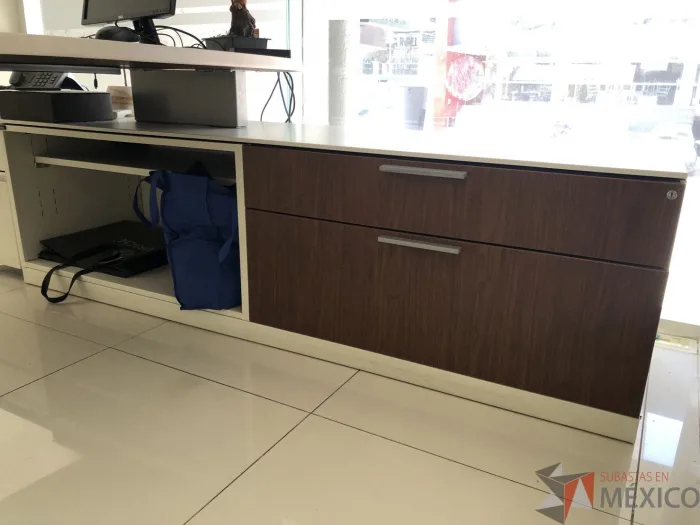 Lote 026 - Escritorio recargado sobre credenza con 2 cajones y 1 entrepaño - Imagen 18