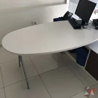 Lote 026 - Escritorio recargado sobre credenza con 2 cajones y 1 entrepaño - Imagen 16