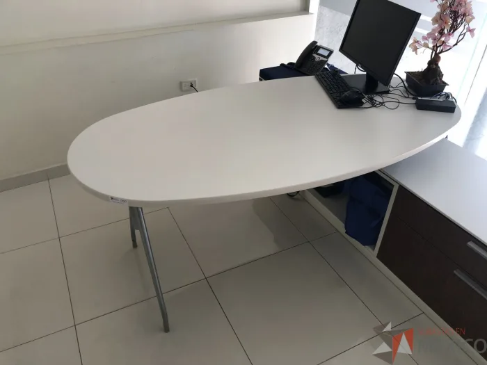 Lote 026 - Escritorio recargado sobre credenza con 2 cajones y 1 entrepaño - Imagen 16