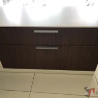 Lote 026 - Escritorio recargado sobre credenza con 2 cajones y 1 entrepaño - Imagen 17