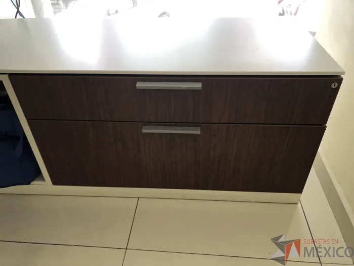 Lote 026 - Escritorio recargado sobre credenza con 2 cajones y 1 entrepaño - Imagen 17