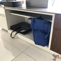 Lote 026 - Escritorio recargado sobre credenza con 2 cajones y 1 entrepaño - Imagen 19