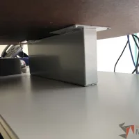 Lote 026 - Escritorio recargado sobre credenza con 2 cajones y 1 entrepaño - Imagen 14