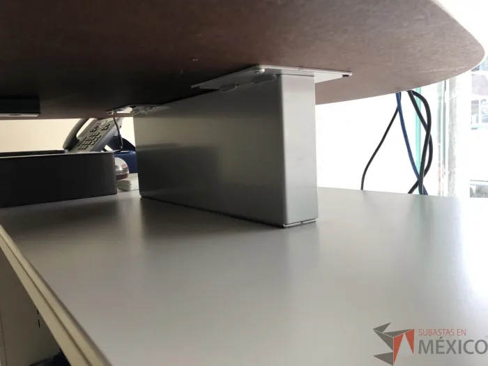 Lote 026 - Escritorio recargado sobre credenza con 2 cajones y 1 entrepaño - Imagen 14