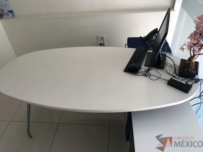 Lote 026 - Escritorio recargado sobre credenza con 2 cajones y 1 entrepaño - Imagen 12