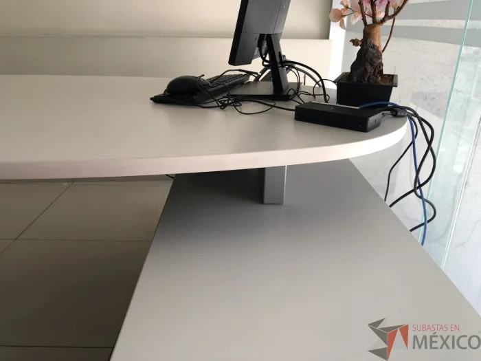 Lote 026 - Escritorio recargado sobre credenza con 2 cajones y 1 entrepaño - Imagen 13