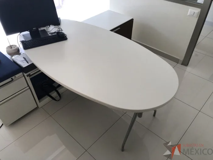 Lote 026 - Escritorio recargado sobre credenza con 2 cajones y 1 entrepaño - Imagen 11