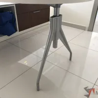 Lote 026 - Escritorio recargado sobre credenza con 2 cajones y 1 entrepaño - Imagen 10