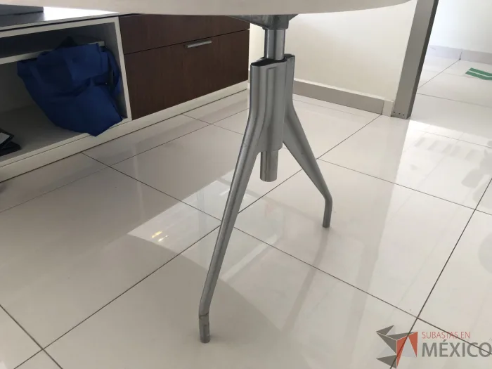 Lote 026 - Escritorio recargado sobre credenza con 2 cajones y 1 entrepaño - Imagen 10
