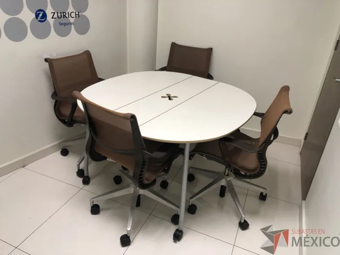 Lote 007 - Mesa de trabajo plegable para 4 personas con orificios para cable y estructura metálica - Imagen 2