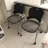 Lote 091 - Silla de visita con ruedas, descansabrazos, asiento en malla y respaldo en plástico color azul - Imagen 6
