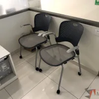 Lote 091 - Silla de visita con ruedas, descansabrazos, asiento en malla y respaldo en plástico color azul - Imagen 7