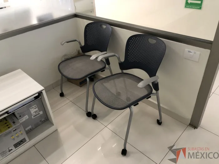 Lote 091 - Silla de visita con ruedas, descansabrazos, asiento en malla y respaldo en plástico color azul - Imagen 7