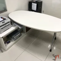 Lote 026 - Escritorio recargado sobre credenza con 2 cajones y 1 entrepaño - Imagen 8