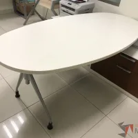 Lote 026 - Escritorio recargado sobre credenza con 2 cajones y 1 entrepaño - Imagen 5