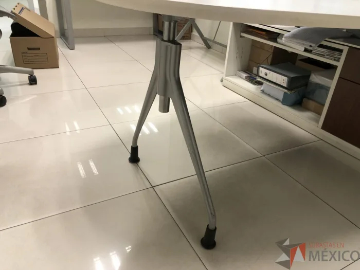 Lote 026 - Escritorio recargado sobre credenza con 2 cajones y 1 entrepaño - Imagen 9