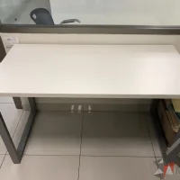 Lote 031 - Mesa de trabajo para 1 persona
