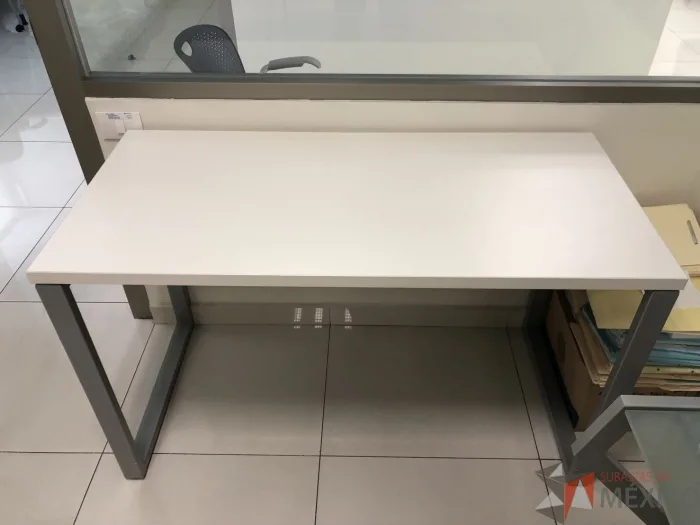 Lote 031 - Mesa de trabajo para 1 persona - Imagen 3