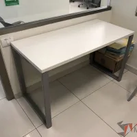Lote 031 - Mesa de trabajo para 1 persona - Imagen 2