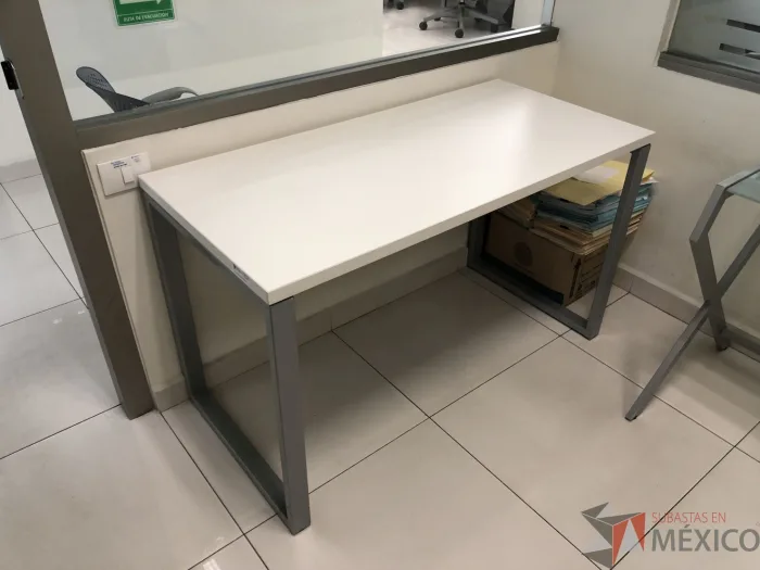 Lote 031 - Mesa de trabajo para 1 persona - Imagen 2