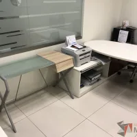 Lote 026 - Escritorio recargado sobre credenza con 2 cajones y 1 entrepaño - Imagen 4
