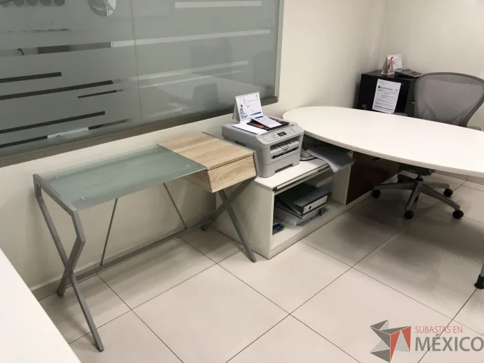 Lote 026 - Escritorio recargado sobre credenza con 2 cajones y 1 entrepaño - Imagen 4