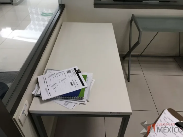 Lote 026 - Escritorio recargado sobre credenza con 2 cajones y 1 entrepaño - Imagen 2