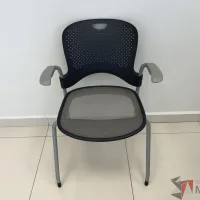 Lote 035 - Silla fija, asiento en malla y respaldo en plástico color azul