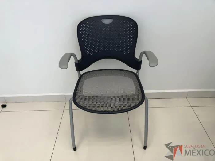 Lote 035 - Silla fija, asiento en malla y respaldo en plástico color azul