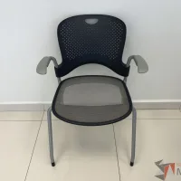 Lote 035 - Silla fija, asiento en malla y respaldo en plástico color azul - Imagen 2