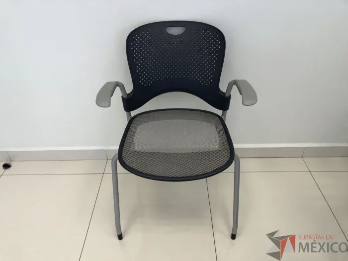 Lote 035 - Silla fija, asiento en malla y respaldo en plástico color azul - Imagen 2