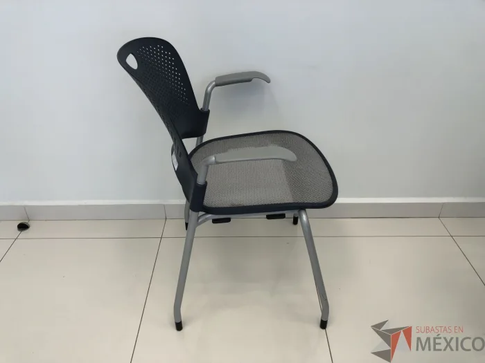 Lote 035 - Silla fija, asiento en malla y respaldo en plástico color azul - Imagen 5