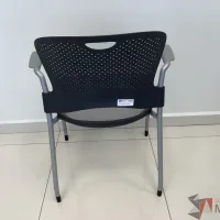 Lote 035 - Silla fija, asiento en malla y respaldo en plástico color azul - Imagen 4