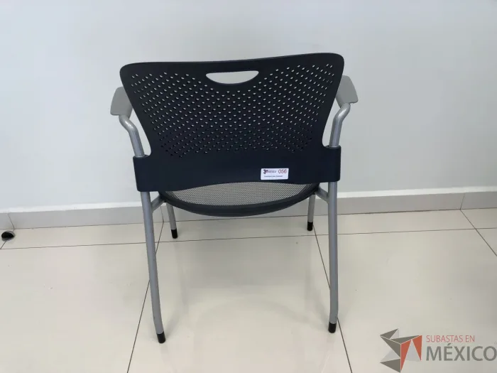 Lote 035 - Silla fija, asiento en malla y respaldo en plástico color azul - Imagen 4