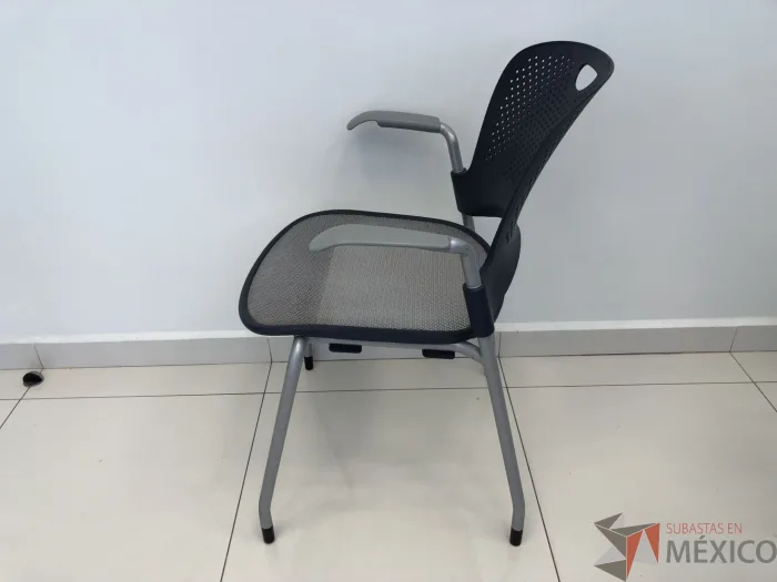 Lote 035 - Silla fija, asiento en malla y respaldo en plástico color azul - Imagen 3