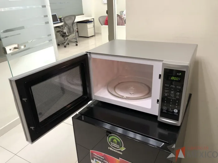 Lote 042 - Microondas marca MABE - Imagen 2
